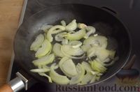 Фото приготовления рецепта: Свиная рулька, запечённая с кислой и свежей капустой и копчёными колбасками - шаг №9