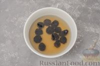 Фото приготовления рецепта: Творожные конфеты с черносливом, орехами и кокосовой стружкой - шаг №2