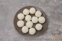 Фото приготовления рецепта: Творожные конфеты с черносливом, орехами и кокосовой стружкой - шаг №9