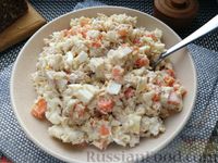Фото к рецепту: Салат с копчёной скумбрией, рисом, морковью и яйцами