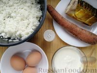 Фото приготовления рецепта: Салат с копчёной скумбрией, рисом, морковью и яйцами - шаг №4