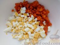 Фото приготовления рецепта: Салат с копчёной скумбрией, рисом, морковью и яйцами - шаг №6