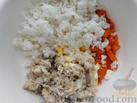 Фото приготовления рецепта: Салат с копчёной скумбрией, рисом, морковью и яйцами - шаг №7