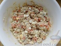 Фото приготовления рецепта: Салат с копчёной скумбрией, рисом, морковью и яйцами - шаг №8