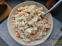 Фото приготовления рецепта: Салат с копчёной скумбрией, рисом, морковью и яйцами - шаг №9