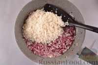 Фото приготовления рецепта: Рисовая каша с жареным луком - шаг №4