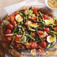 Фото к рецепту: Пицца с помидорами, спаржей, ветчиной и яйцами