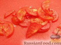 Фото приготовления рецепта: Салат с помидорами и брынзой - шаг №2