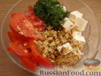 Фото приготовления рецепта: Салат с помидорами и брынзой - шаг №5