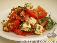 Фото приготовления рецепта: Салат с помидорами и брынзой - шаг №6