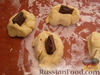 Фото приготовления рецепта: Дрожжевой пирог с шоколадом - шаг №7