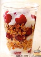 Фото к рецепту: Злаковый завтрак с йогуртом и малиной