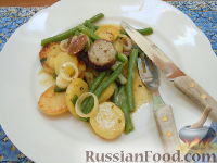 Фото к рецепту: Картофельный салат с жареными колбасками