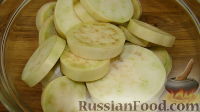 Фото приготовления рецепта: Запеченные баклажаны с сыром и помидорами - шаг №2