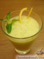Фото к рецепту: Дынный смузи с лимоном и мятой