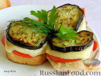 Фото к рецепту: Башенки из баклажанов и помидоров с сыром
