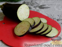 Фото приготовления рецепта: Башенки из баклажанов и помидоров с сыром - шаг №2