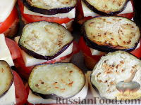 Фото приготовления рецепта: Башенки из баклажанов и помидоров с сыром - шаг №12