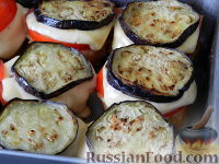 Фото приготовления рецепта: Башенки из баклажанов и помидоров с сыром - шаг №13