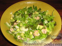 Фото приготовления рецепта: Салат из креветок и авокадо "Зеленый" - шаг №6