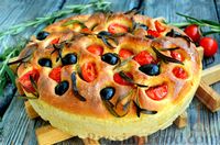 Фото к рецепту: Фокачча с помидорами черри, розмарином и маслинами