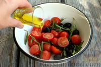 Фото приготовления рецепта: Фокачча с помидорами черри, розмарином и маслинами - шаг №7