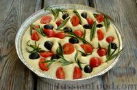 Фото приготовления рецепта: Фокачча с помидорами черри, розмарином и маслинами - шаг №11