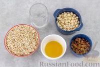 Фото приготовления рецепта: Гранола с орехами, изюмом и мёдом (на сковороде) - шаг №1