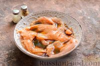 Фото приготовления рецепта: Куриные рулетики с ветчиной и сладким перцем, запечённые со сливками и сыром - шаг №3