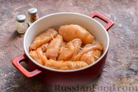 Фото приготовления рецепта: Куриные рулетики с ветчиной и сладким перцем, запечённые со сливками и сыром - шаг №7