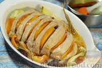 Фото приготовления рецепта: Свинина, запечённая с хурмой и болгарским перцем в пряной масляно-медовой глазури - шаг №10