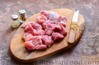 Фото приготовления рецепта: Пикантная свинина, тушенная со сметаной и фисташками - шаг №5