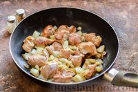 Фото приготовления рецепта: Пикантная свинина, тушенная со сметаной и фисташками - шаг №7