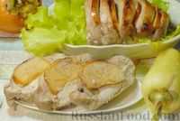 Фото приготовления рецепта: Свинина, запечённая с хурмой и болгарским перцем в пряной масляно-медовой глазури - шаг №11