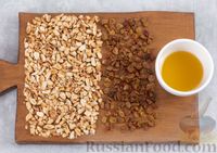 Фото приготовления рецепта: Гранола с орехами, изюмом и мёдом (на сковороде) - шаг №3