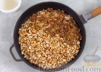 Фото приготовления рецепта: Гранола с орехами, изюмом и мёдом (на сковороде) - шаг №5