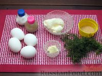 Фото приготовления рецепта: Яичница-болтунья со сливочным сыром, укропом и чесноком - шаг №1