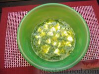 Фото приготовления рецепта: Яичница-болтунья со сливочным сыром, укропом и чесноком - шаг №7