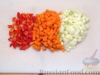 Фото приготовления рецепта: Чечевица с копчёными рёбрышками и овощами (на сковороде) - шаг №2
