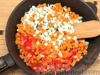 Фото приготовления рецепта: Чечевица с копчёными рёбрышками и овощами (на сковороде) - шаг №3