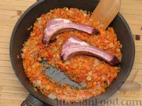 Фото приготовления рецепта: Чечевица с копчёными рёбрышками и овощами (на сковороде) - шаг №6