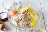 Фото приготовления рецепта: Творожные сырники с овсянкой, морковью и сыром - шаг №4