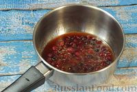 Фото приготовления рецепта: Жареная свинина с соусом из хурмы и клюквы - шаг №3