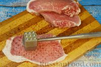 Фото приготовления рецепта: Жареная свинина с соусом из хурмы и клюквы - шаг №7