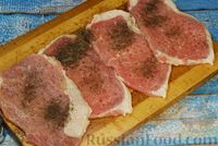 Фото приготовления рецепта: Жареная свинина с соусом из хурмы и клюквы - шаг №8