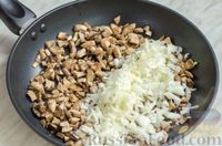 Фото приготовления рецепта: Рисовый рулет с шампиньонами, стручковой фасолью и сыром - шаг №9