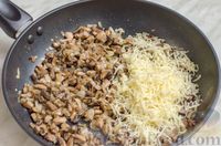 Фото приготовления рецепта: Рисовый рулет с шампиньонами, стручковой фасолью и сыром - шаг №16