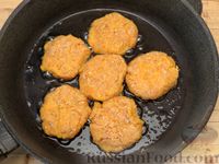 Фото приготовления рецепта: Салат «Красное море» с крабовыми палочками, помидорами и сыром - шаг №6