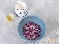 Фото приготовления рецепта: Салат с курицей, хурмой, луком и грецкими орехами - шаг №4