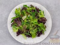 Фото приготовления рецепта: Салат с курицей, хурмой, луком и грецкими орехами - шаг №7